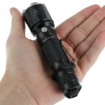 Đèn pin Fenix TK15 nhỏ gọn trong lòng bàn tay