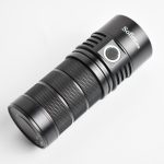 Review Sofirn SP36: 6000 lumens, 3×18650, sạc Type-C, giá mềm.