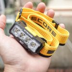 Nitecore NU27: đèn pin đeo trán siêu nhẹ, 600 Lumens, sáng vàng phá sương.